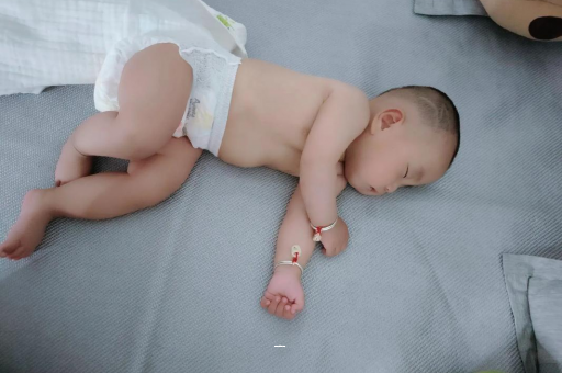 垦利宝宝脚心出汗怎么回事
